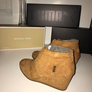 Brown wedge shoes (perfect for fall) .